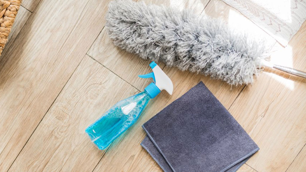 Femme dépoussiérant délicatement une suspension japonaise avec un plumeau