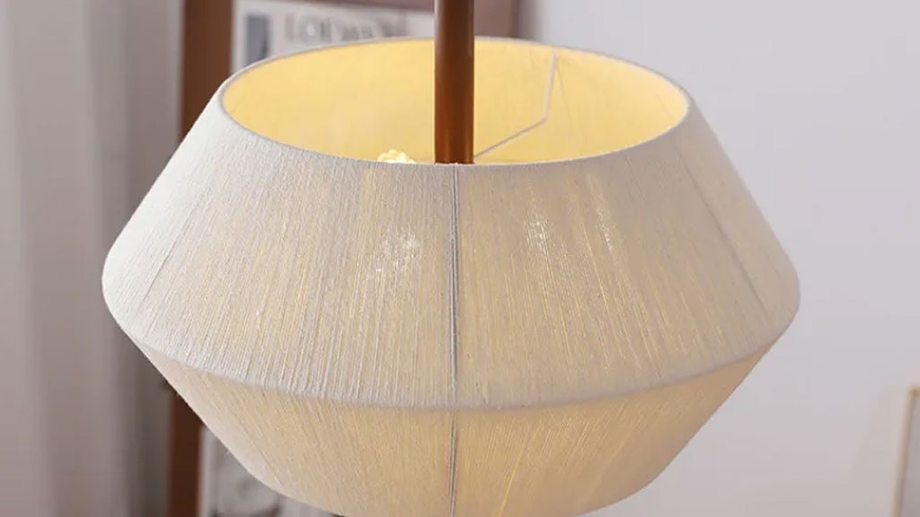 Gros plan sur la texture fibreuse du papier washi japonais révélant les fibres de kozo